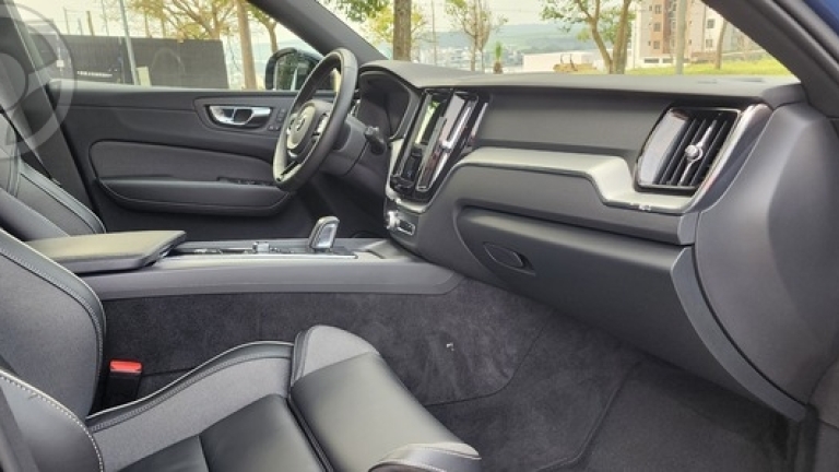 VOLVO - VOLVO XC 60 XC60 T8 R DESIGN - - BAIXO - - 2021/2021 - AZUL - R$ 259.900,00