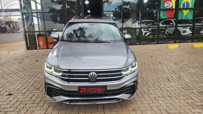 VOLKSWAGEN - TIGUAN R-LINE 300 TSI 2.0 TURBO - 25 - BAIXO - 7 LUGARES - - 2023/2024 - PRATA - R$ 247.900,00