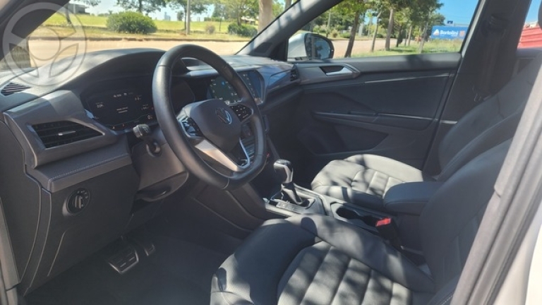 VOLKSWAGEN - TAOS HIGHLINE 1.4 TURBO - 25 PG - - BAIXO - - 2023/2023 - BRANCA - R$ 169.900,00