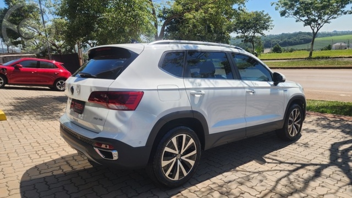 VOLKSWAGEN - TAOS HIGHLINE 1.4 TURBO - 25 PG - - BAIXO - - 2023/2023 - BRANCA - R$ 169.900,00