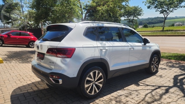 VOLKSWAGEN - TAOS HIGHLINE 1.4 TURBO - 25 PG - - BAIXO - - 2023/2023 - BRANCA - R$ 169.900,00