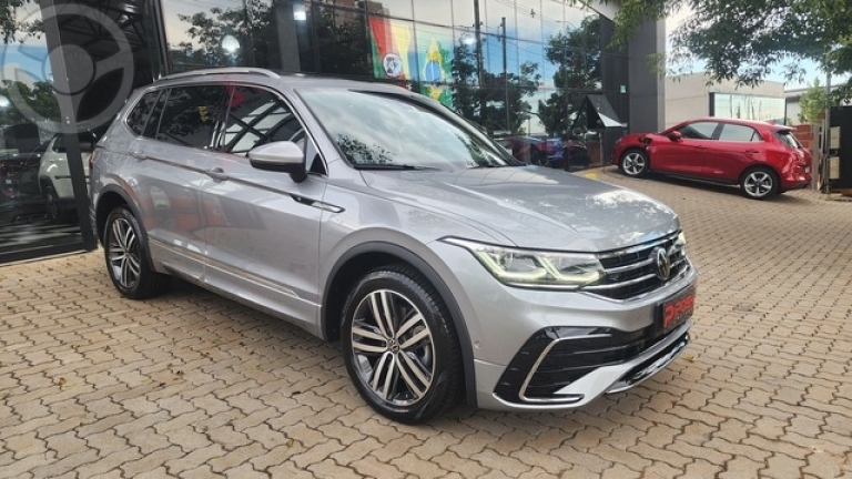 VOLKSWAGEN - TIGUAN R-LINE 300 TSI 2.0 TURBO - 25 - BAIXO - 7 LUGARES - - 2023/2024 - PRATA - R$ 247.900,00