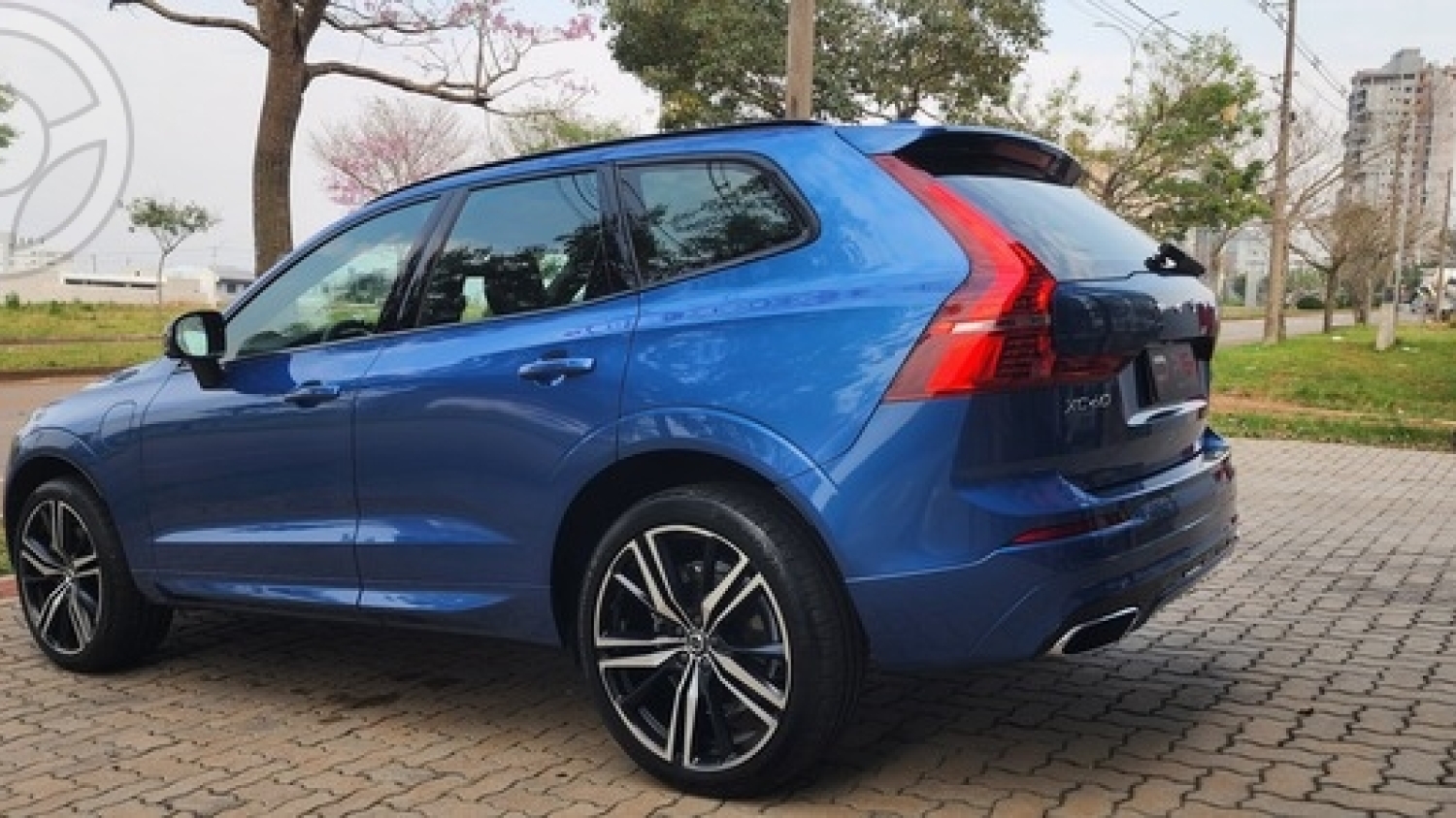 VOLVO - VOLVO XC 60 XC60 T8 R DESIGN - - BAIXO - - 2021/2021 - AZUL - R$ 259.900,00