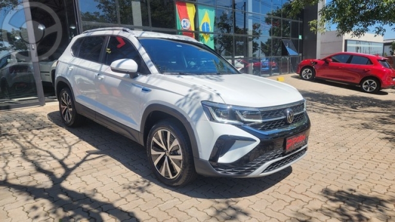 VOLKSWAGEN - TAOS HIGHLINE 1.4 TURBO - 25 PG - - BAIXO - - 2023/2023 - BRANCA - R$ 169.900,00