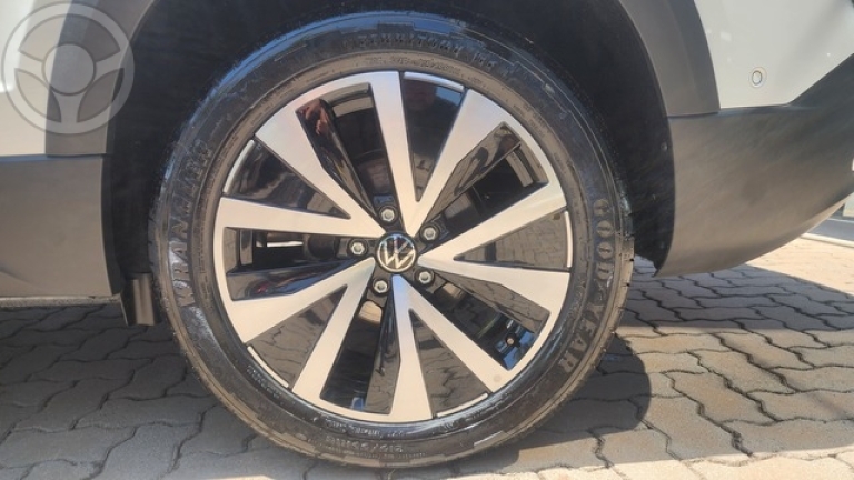 VOLKSWAGEN - TAOS HIGHLINE 1.4 TURBO - 25 PG - - BAIXO - - 2023/2023 - BRANCA - R$ 169.900,00